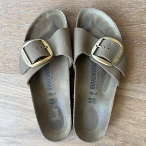 sandal one buckle birkenstock's size 40 (US 9)